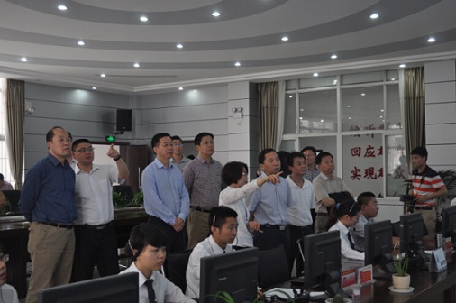 四川省宜賓市南溪區(qū)肖區(qū)長等陪同中央組織部干訓(xùn)局陳局長等蒞臨“數(shù)字南溪社會服務(wù)中心”檢查指導(dǎo)工作